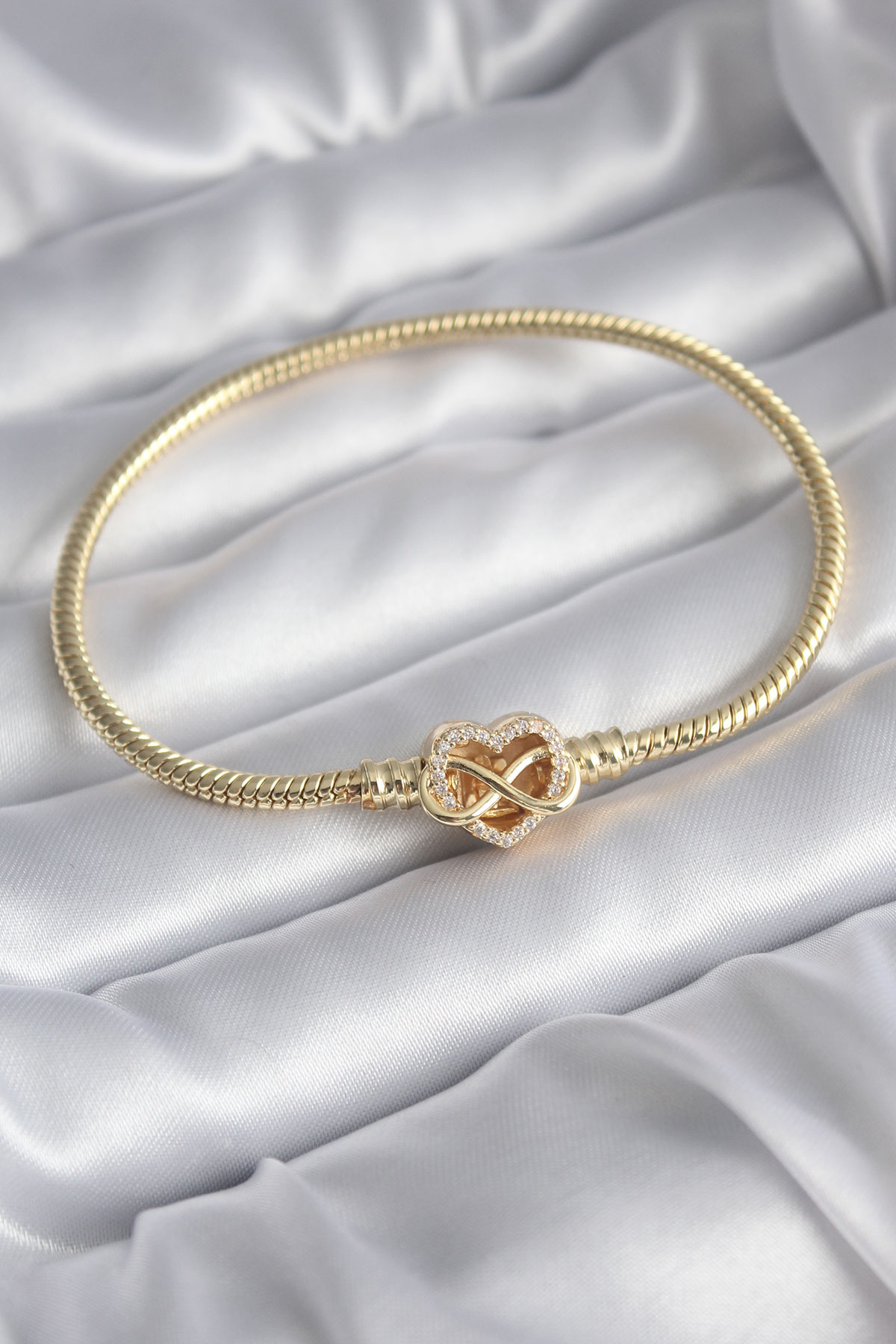 Pirinç Gold Renk Zirkon Taşlı Kalp Sonsuzluk Model Charm Kadın Bileklik