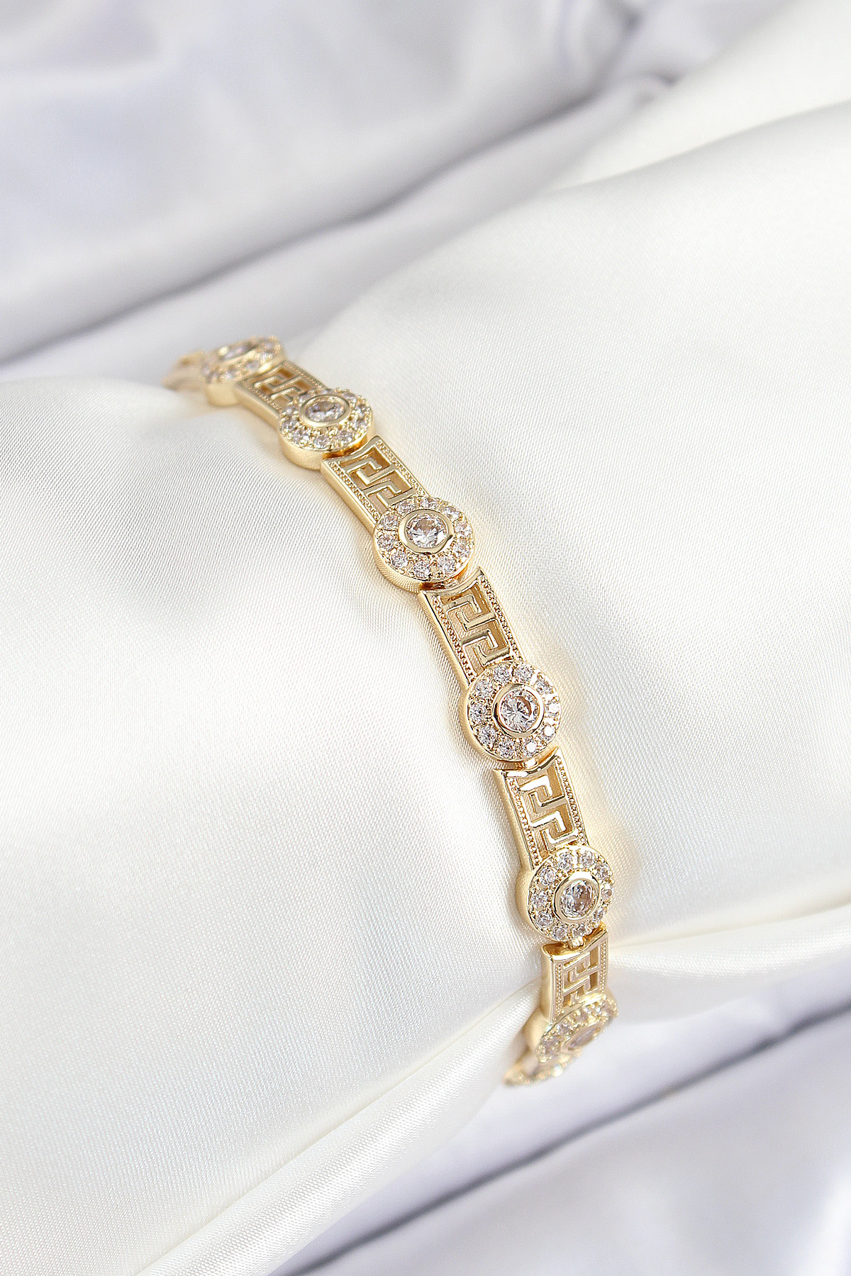 Pirinç Greg Model Zirkon Taşlı Gold Renk VİP Seri Kadın Bileklik