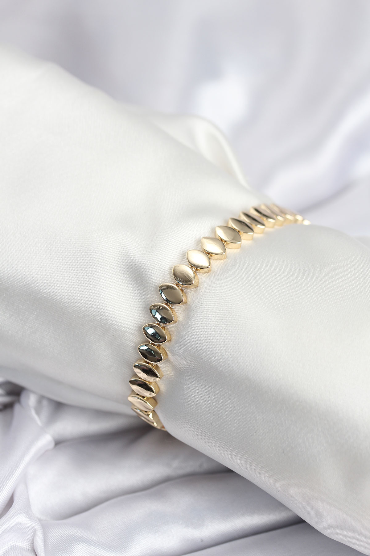 Pirinç VIP Seri Gold Renk Sıralı Arpa Model Kadın Bileklik