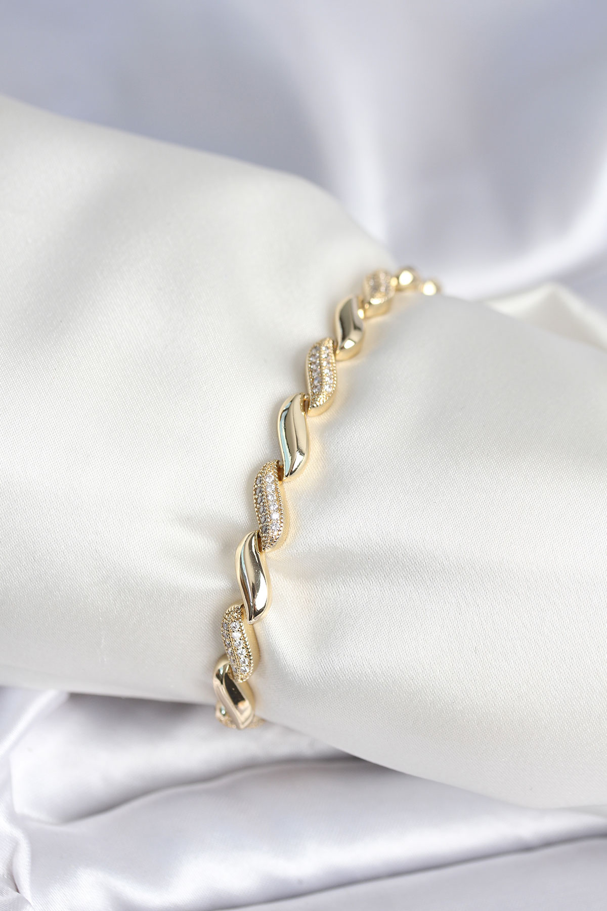 Pirinç Gold Renk Zirkon Taşlı Sarmal Model Kadın Bileklik