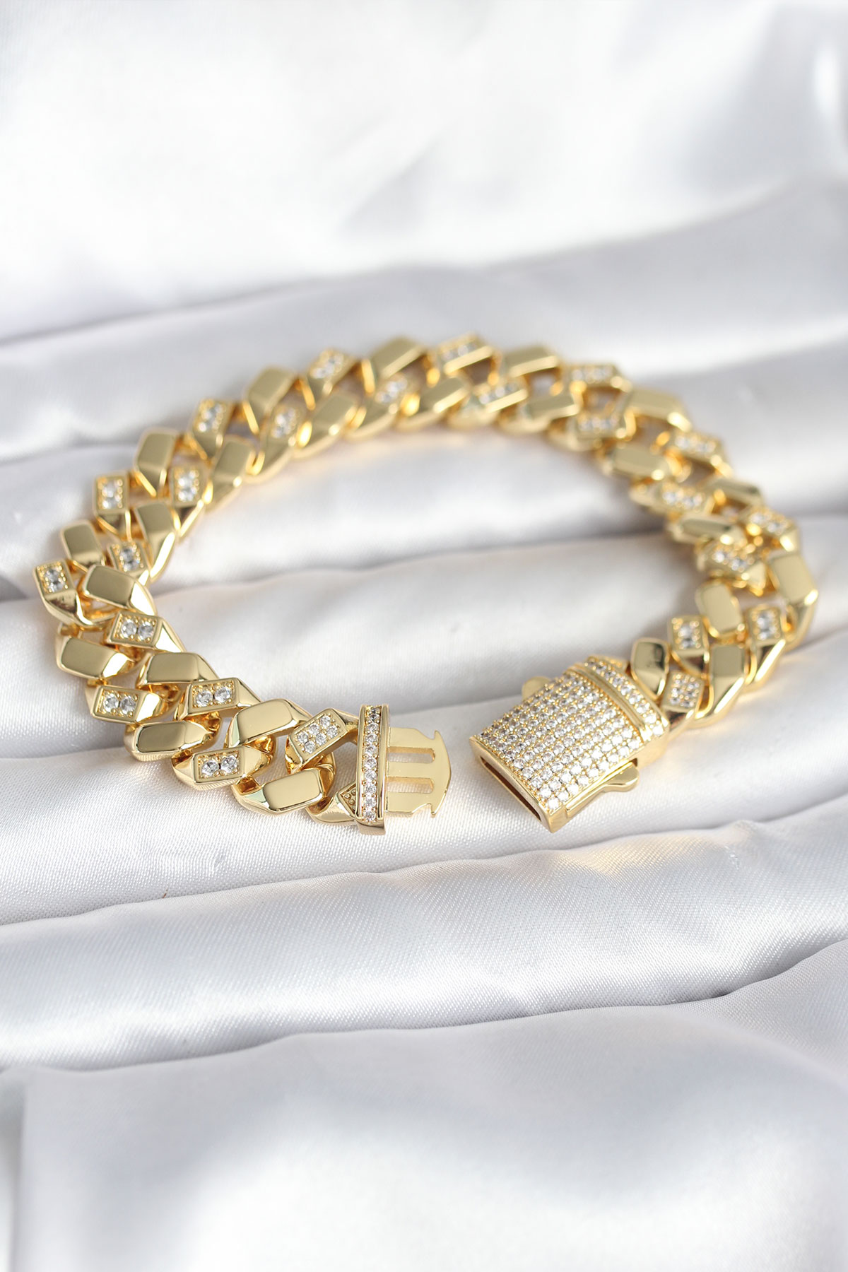 Pirinç Gold Renk VIP Exclusive Seri Gurmet Model Kadın Bileklik