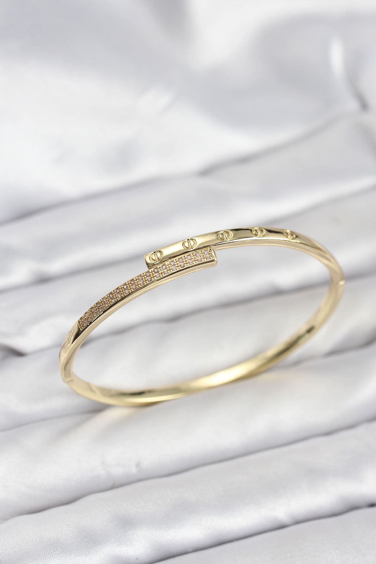 Pirinç Gold Renk Zirkon Taşlı Kadın Kelepçe Bileklik