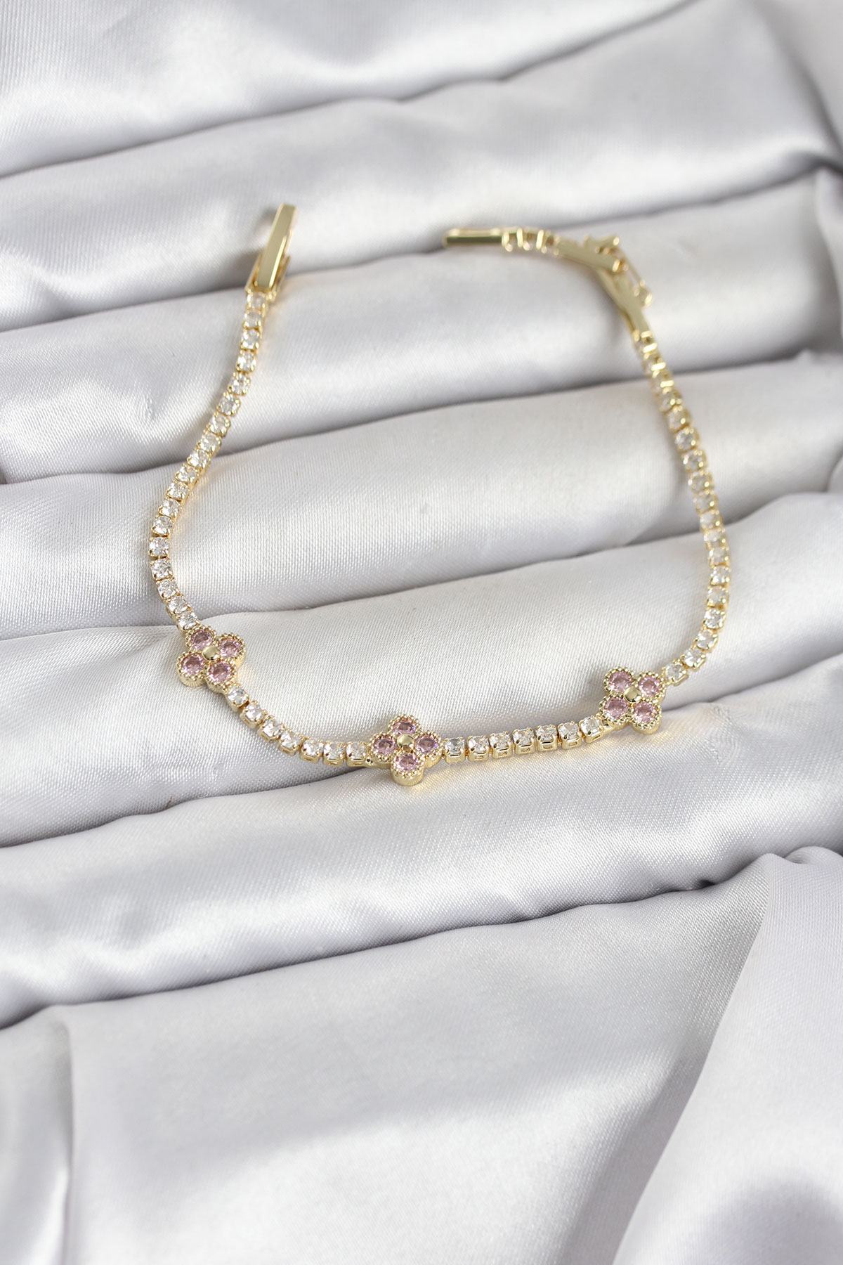 Pembe Yonca Detaylı Zirkon Taşlı Gold Renk Pirinç Su Yolu Kadın Bileklik