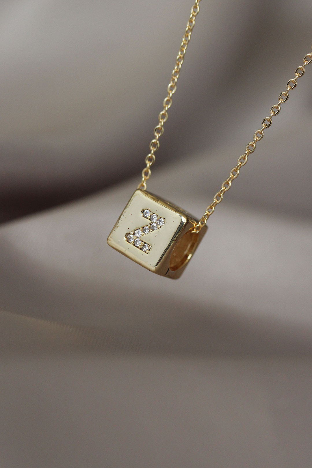 Gold Renkli Küp Model Zirkon Taşlı Z Harfli Kolye
