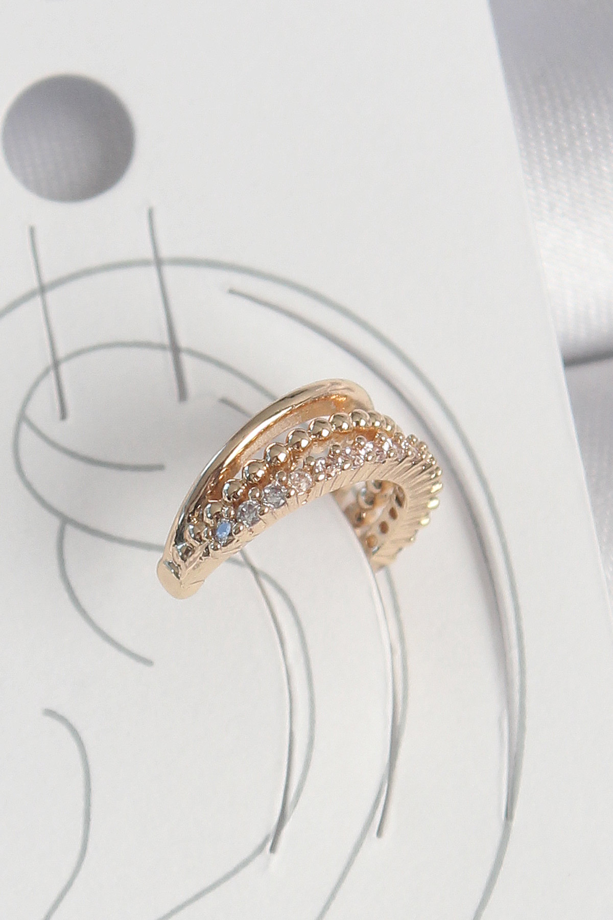 Pirinç Gold Renk Zirkon Taşlı 3’Lü Sıralı Model Kadın Kıkırdak Küpe