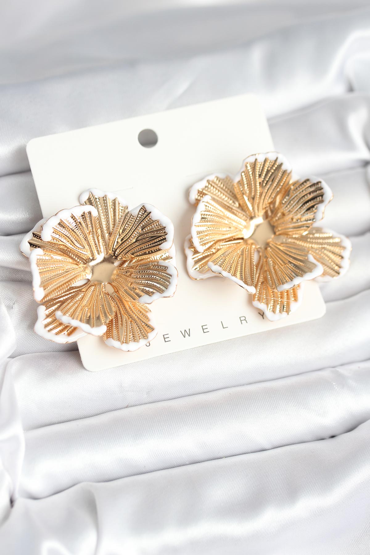 Pirinç Gold Renk Beyaz Mine Detaylı Lotus Kadın Küpe