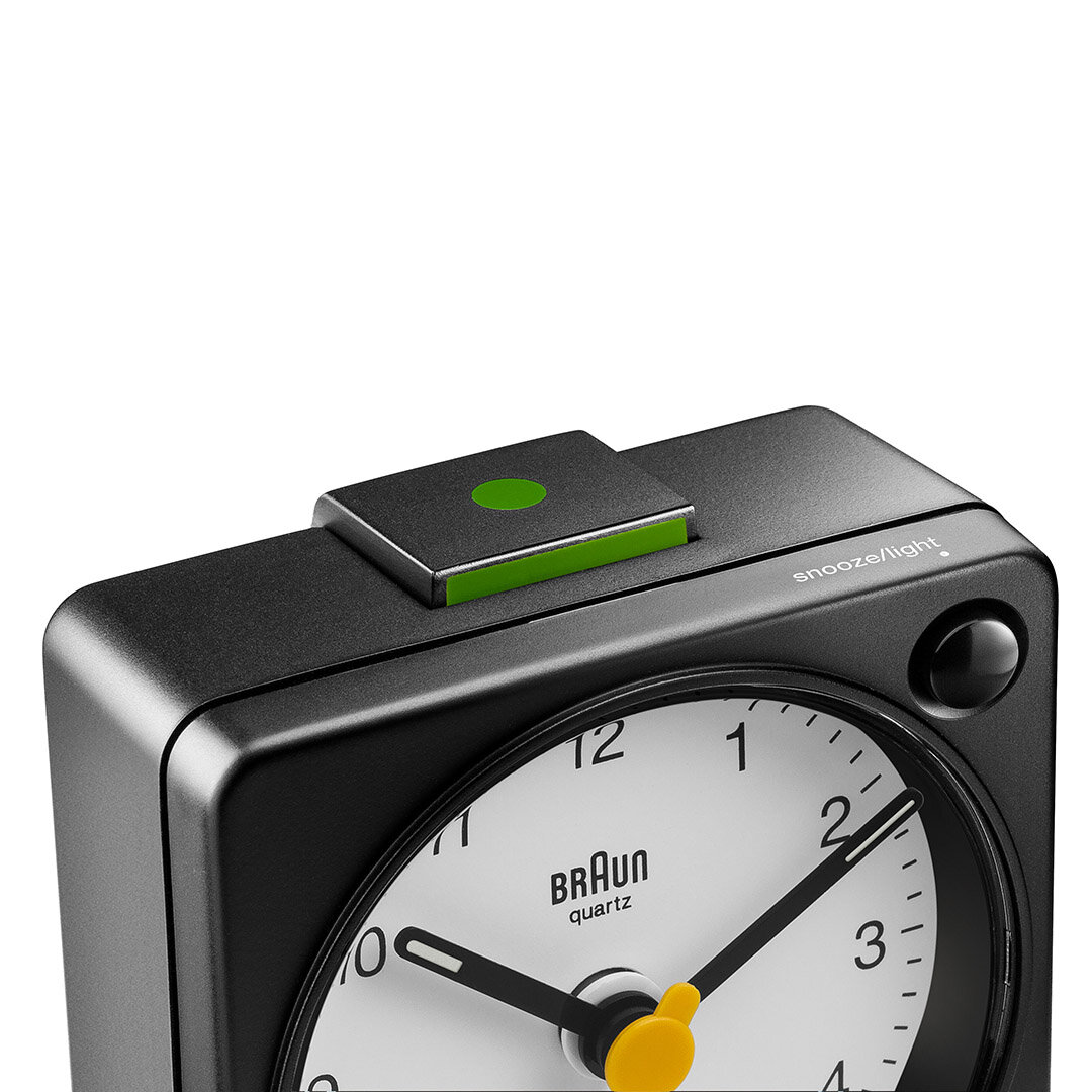 BRAUN BC02XBW SİYAH-BEYAZ KLASİK SEYAHAT ANALOG ALARMLI MASA SAATİ