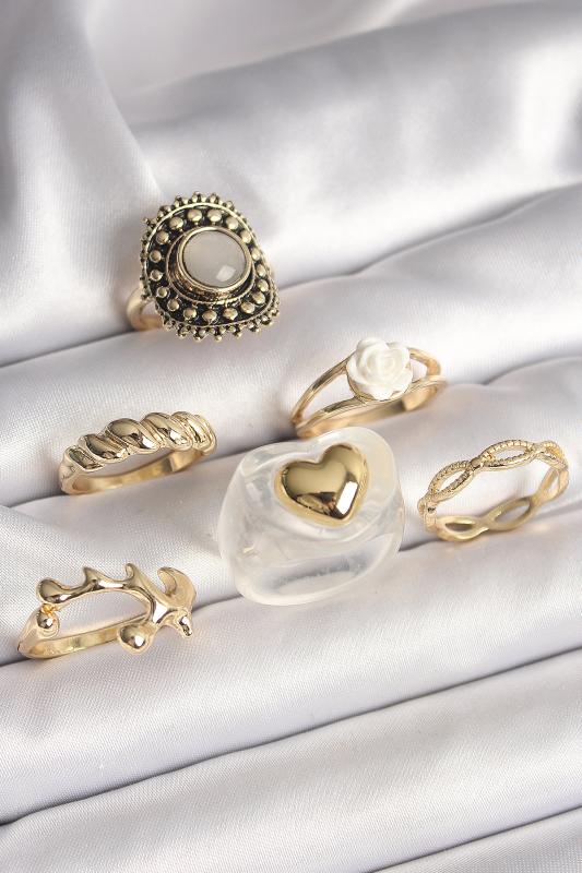 Pirinç Gold Renk Beyaz Gül Figür Kalp İşlemeli Sarmal Detay 6’Lı Kadın Yüzük Seti