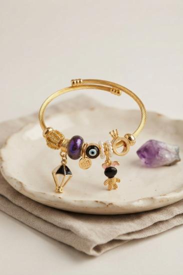 Siyah Uçan Model Charmlı Gold Renk Bileklik